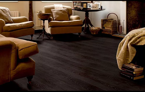 suelo laminado color negro